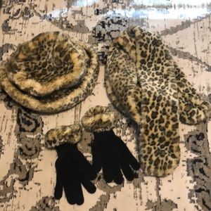 Women’s faux fur hat/scarf/gloves